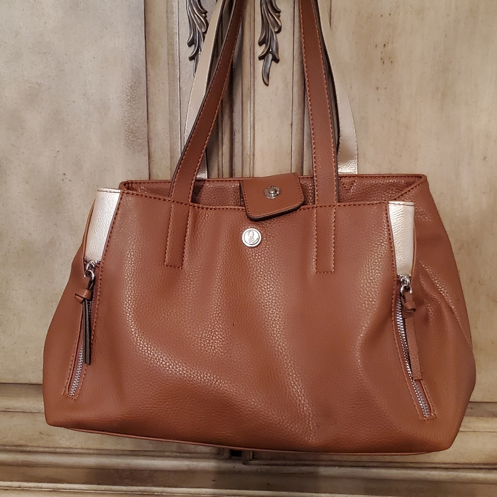 Nine West leather tote. Rarely used. Interior in excellent condition.